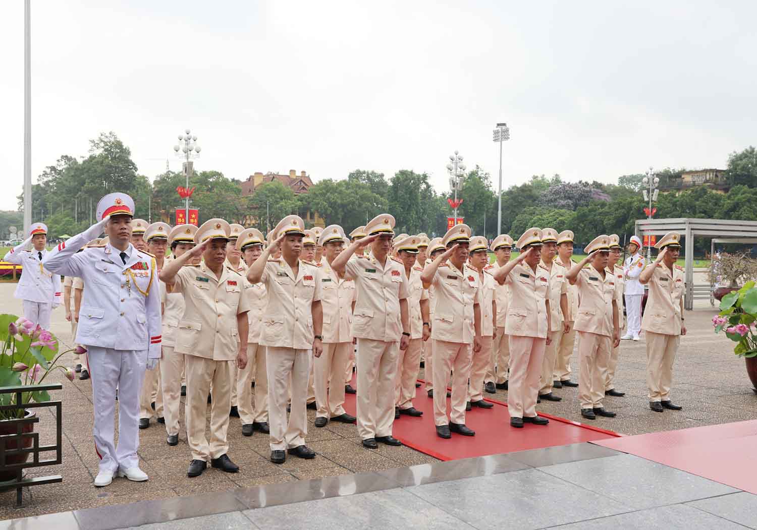 Đoàn đại biểu Đảng ủy Công an Trung ương - Bộ Công an vào Lăng viếng Chủ tịch Hồ Chí Minh. Ảnh: Hải Nguyễn