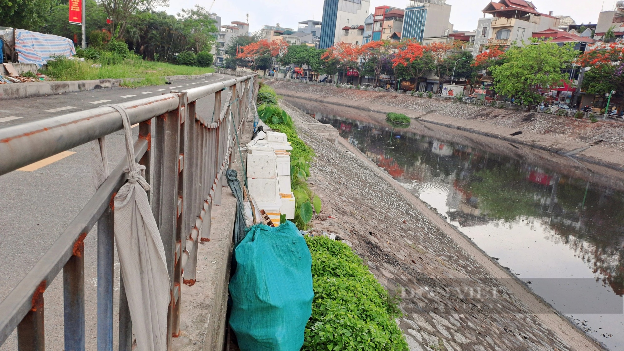 Nhiều tuyến đường dành cho đi bộ ở Hà Nội thành nơi đổ rác, bãi đỗ xe- Ảnh 2.