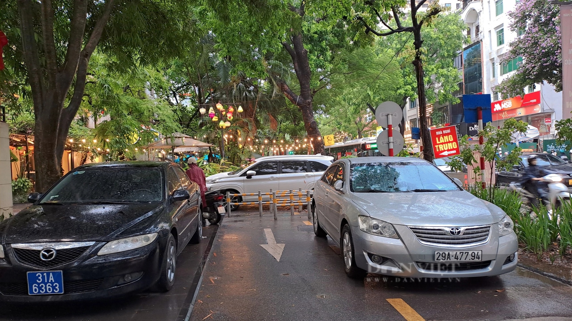 Nhiều tuyến đường dành cho đi bộ ở Hà Nội thành nơi đổ rác, bãi đỗ xe- Ảnh 9.