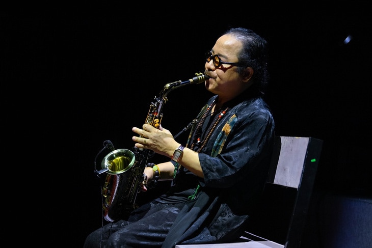 Sự có mặt của nghệ sĩ saxophone Trần Mạnh Tuấn sau một thời gian chống chọi bạo bệnh khiến nhiều khán giả xúc động - Ảnh: BTC