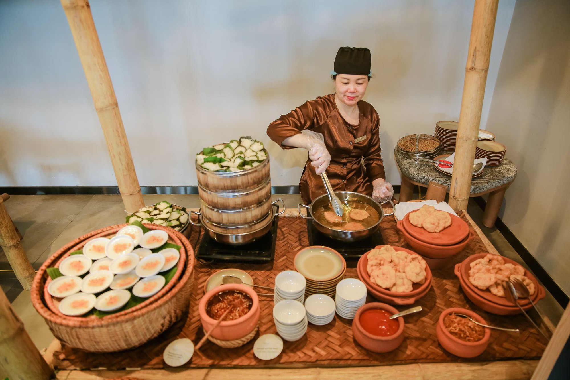Lạc vào không gian ẩm thực Việt Nam đặc sắc tại Oakwood Ha Long trong Ngày Châu Âu - Ảnh 4.