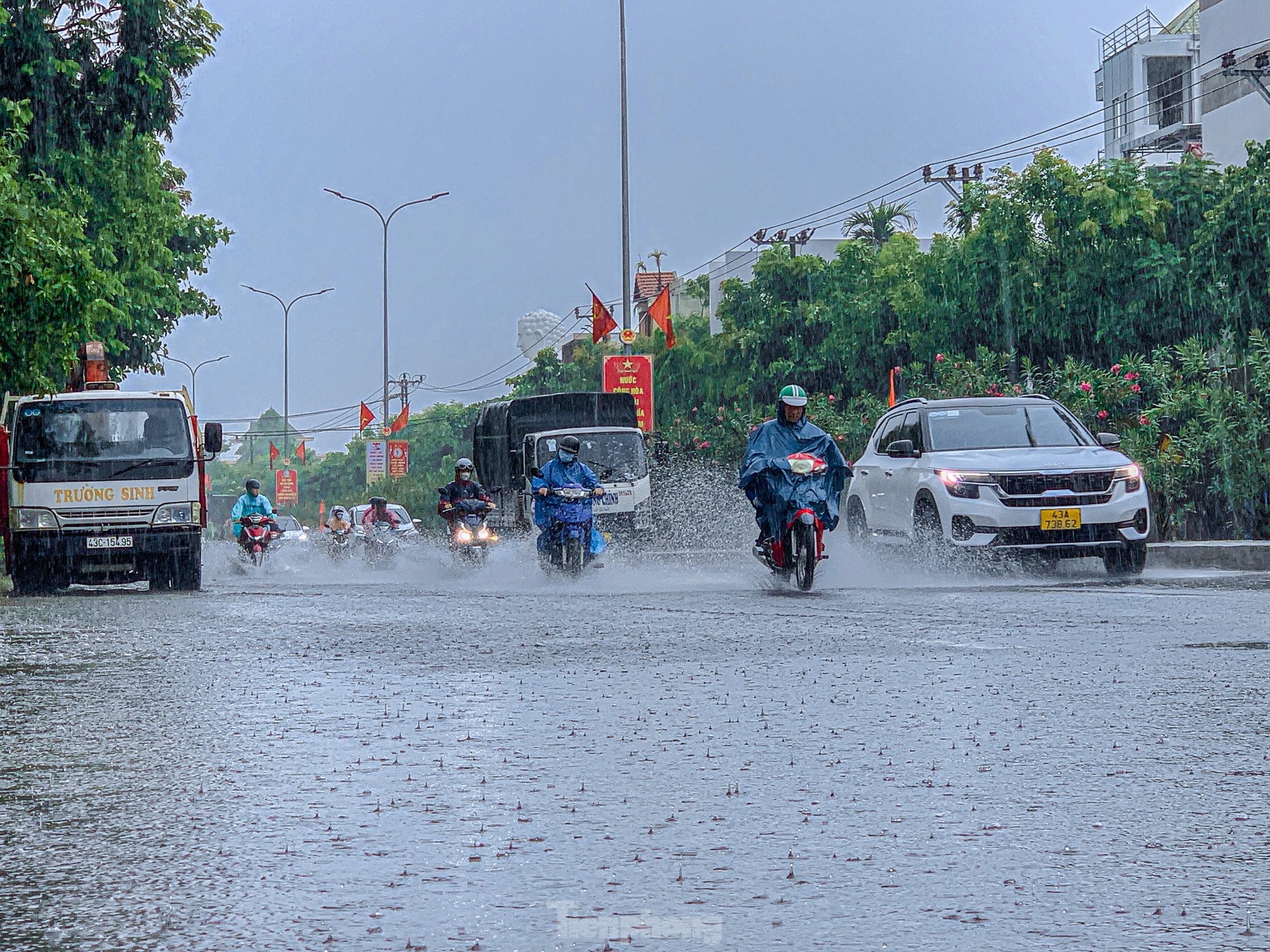 Muchas carreteras de Da Nang quedaron inundadas tras la lluvia dorada para  refrescarse - Vietnam.vn