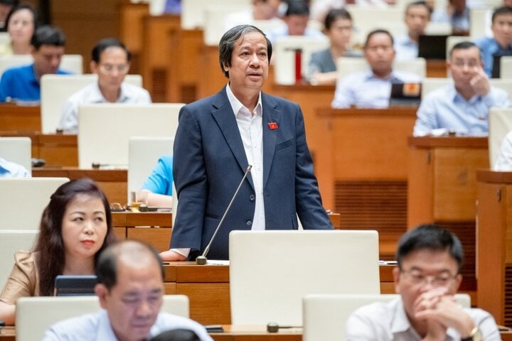 Bộ trưởng Bộ Giáo dục và Đào tạo Nguyễn Kim Sơn phát biểu giải trình, làm rõ một số nội dung đại biểu Quốc hội nêu.