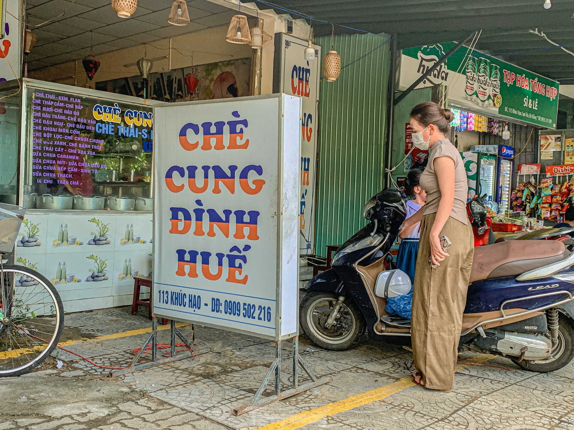 Người dân buôn bán phủ kín vỉa hè dành cho người đi bộ ở Đà Nẵng ảnh 4