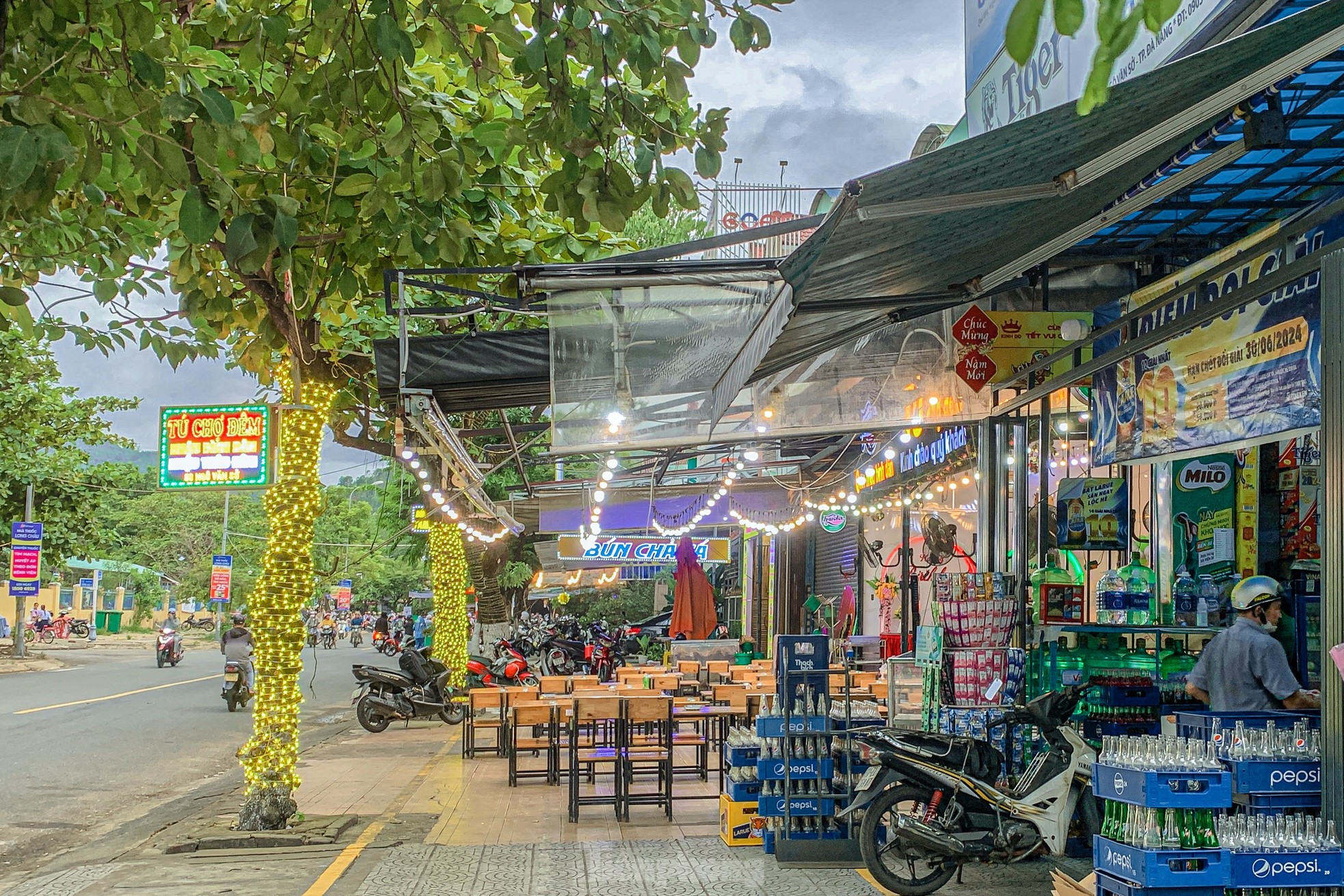 Người dân buôn bán phủ kín vỉa hè dành cho người đi bộ ở Đà Nẵng ảnh 3