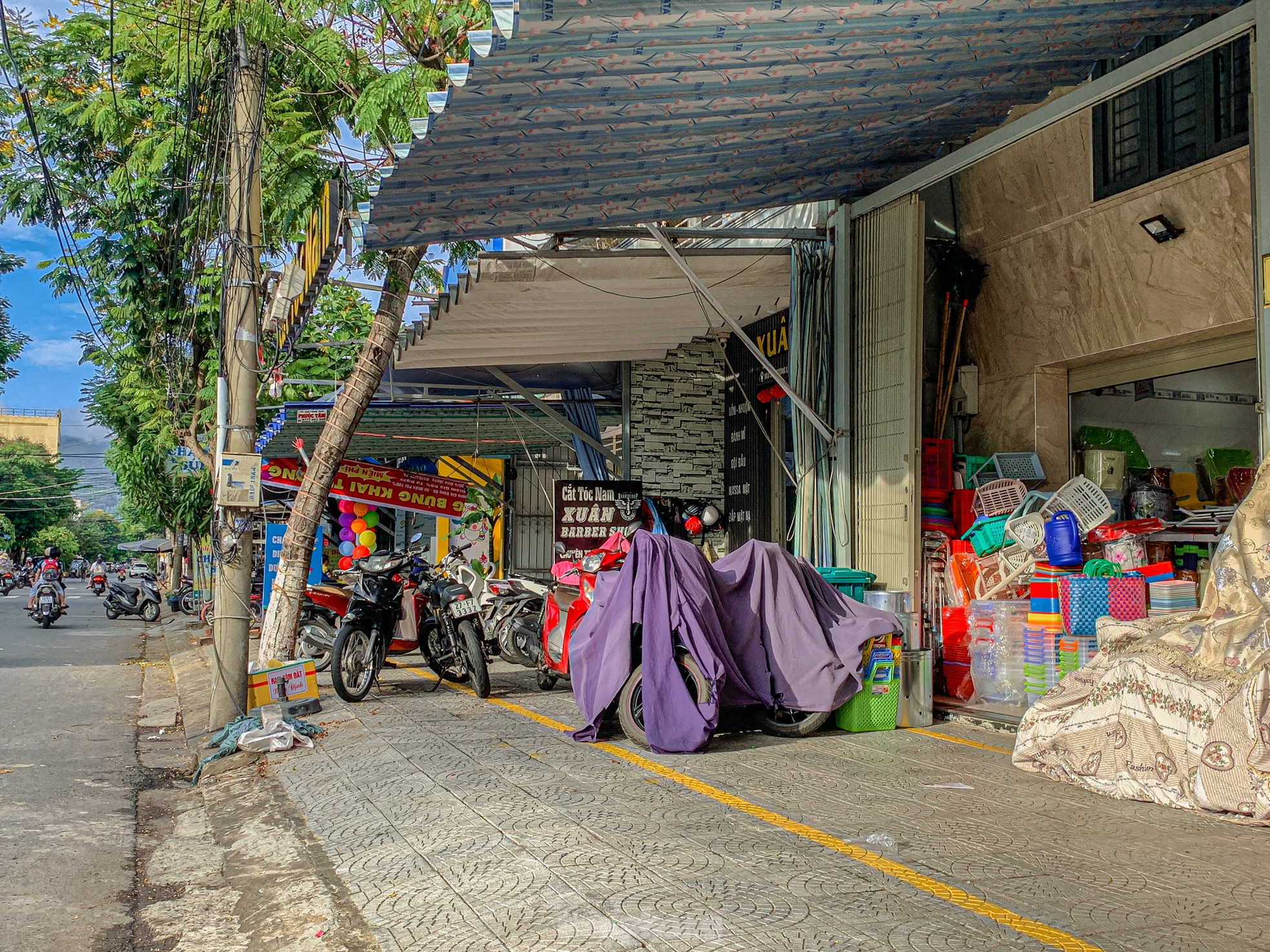 Người dân buôn bán phủ kín vỉa hè dành cho người đi bộ ở Đà Nẵng ảnh 5
