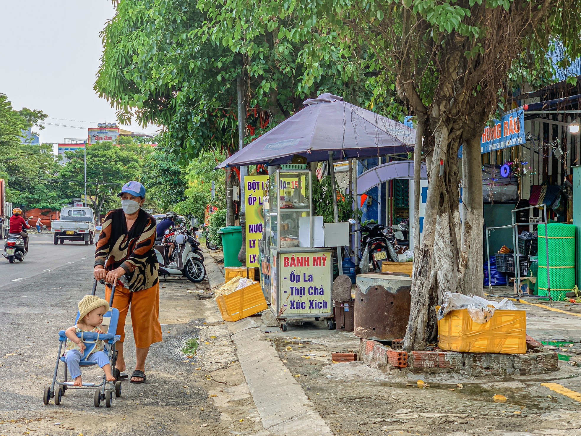Người dân buôn bán phủ kín vỉa hè dành cho người đi bộ ở Đà Nẵng ảnh 7