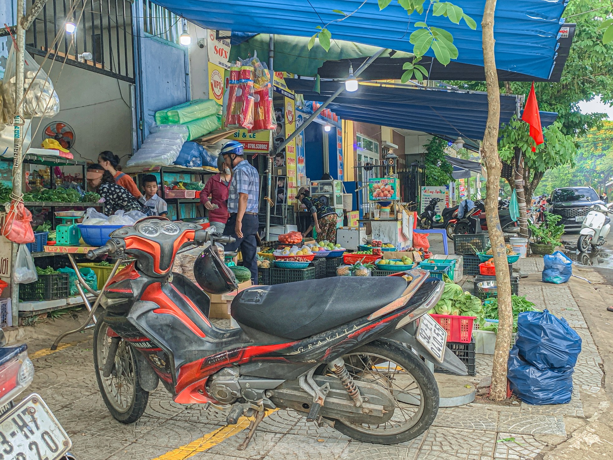 Người dân buôn bán phủ kín vỉa hè dành cho người đi bộ ở Đà Nẵng ảnh 6