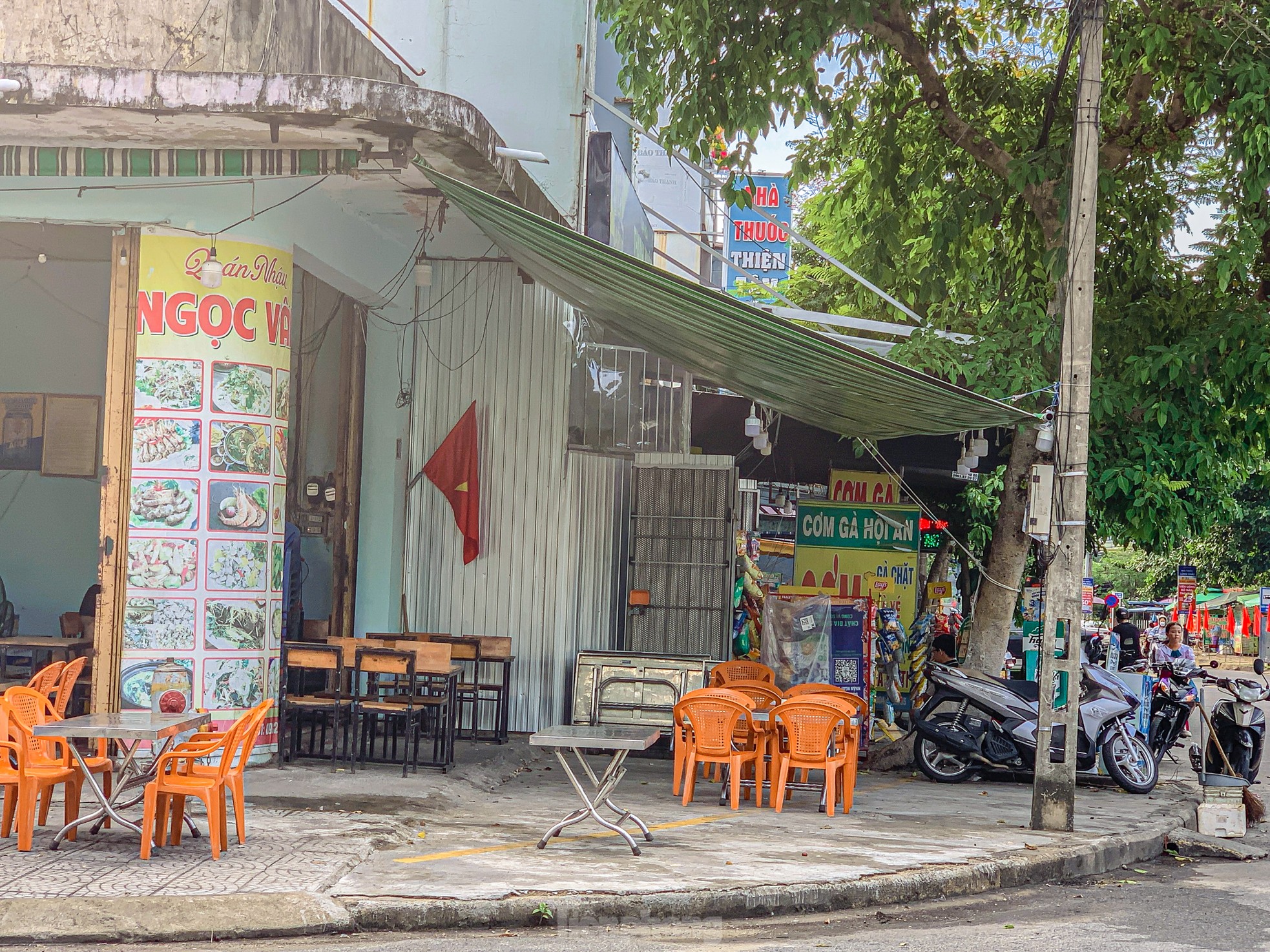 Người dân buôn bán phủ kín vỉa hè dành cho người đi bộ ở Đà Nẵng ảnh 9