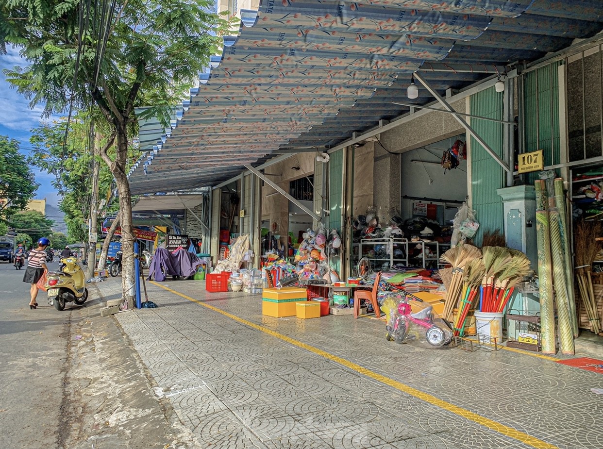 Người dân buôn bán phủ kín vỉa hè dành cho người đi bộ ở Đà Nẵng ảnh 10
