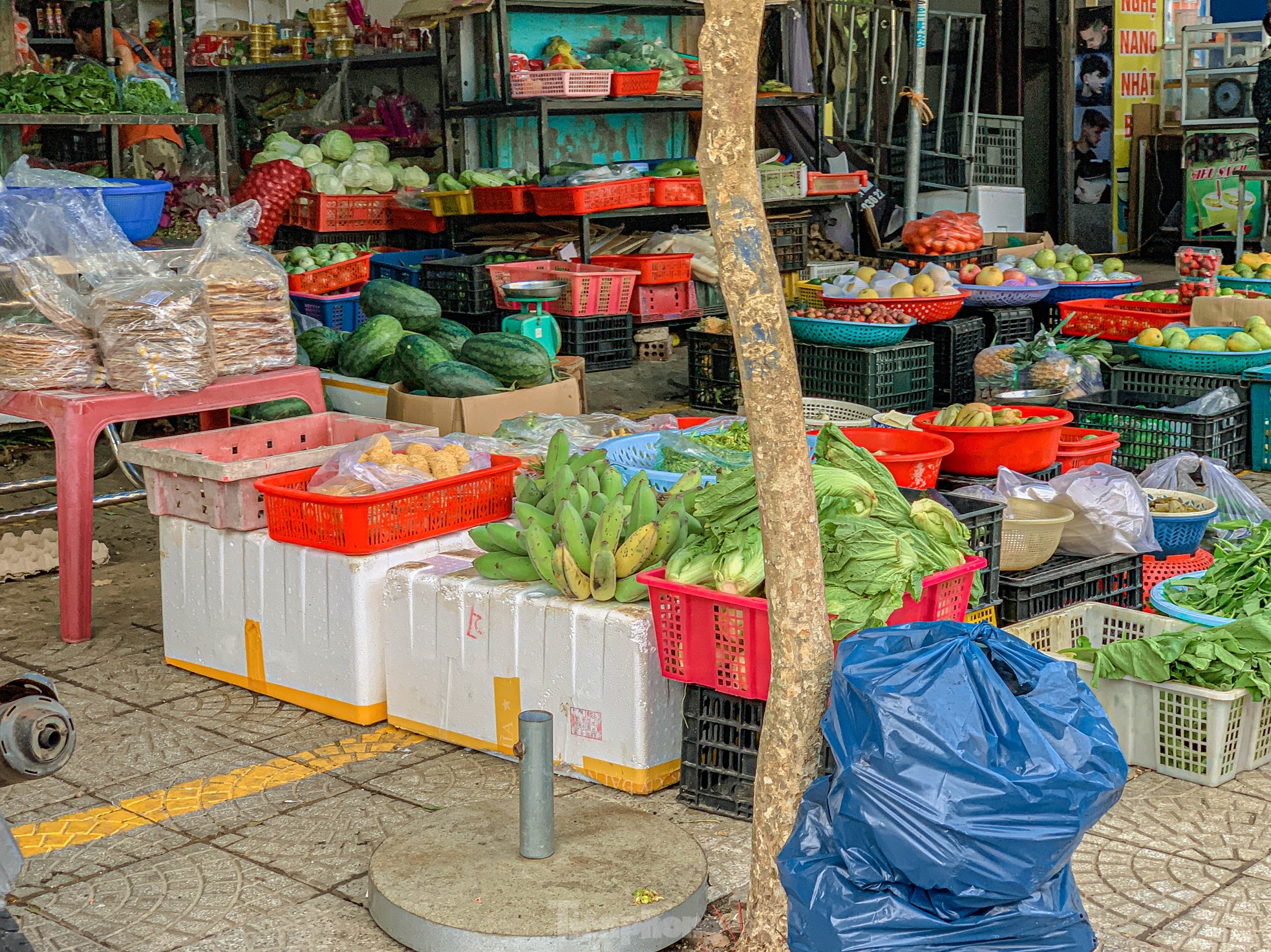 Người dân buôn bán phủ kín vỉa hè dành cho người đi bộ ở Đà Nẵng ảnh 11