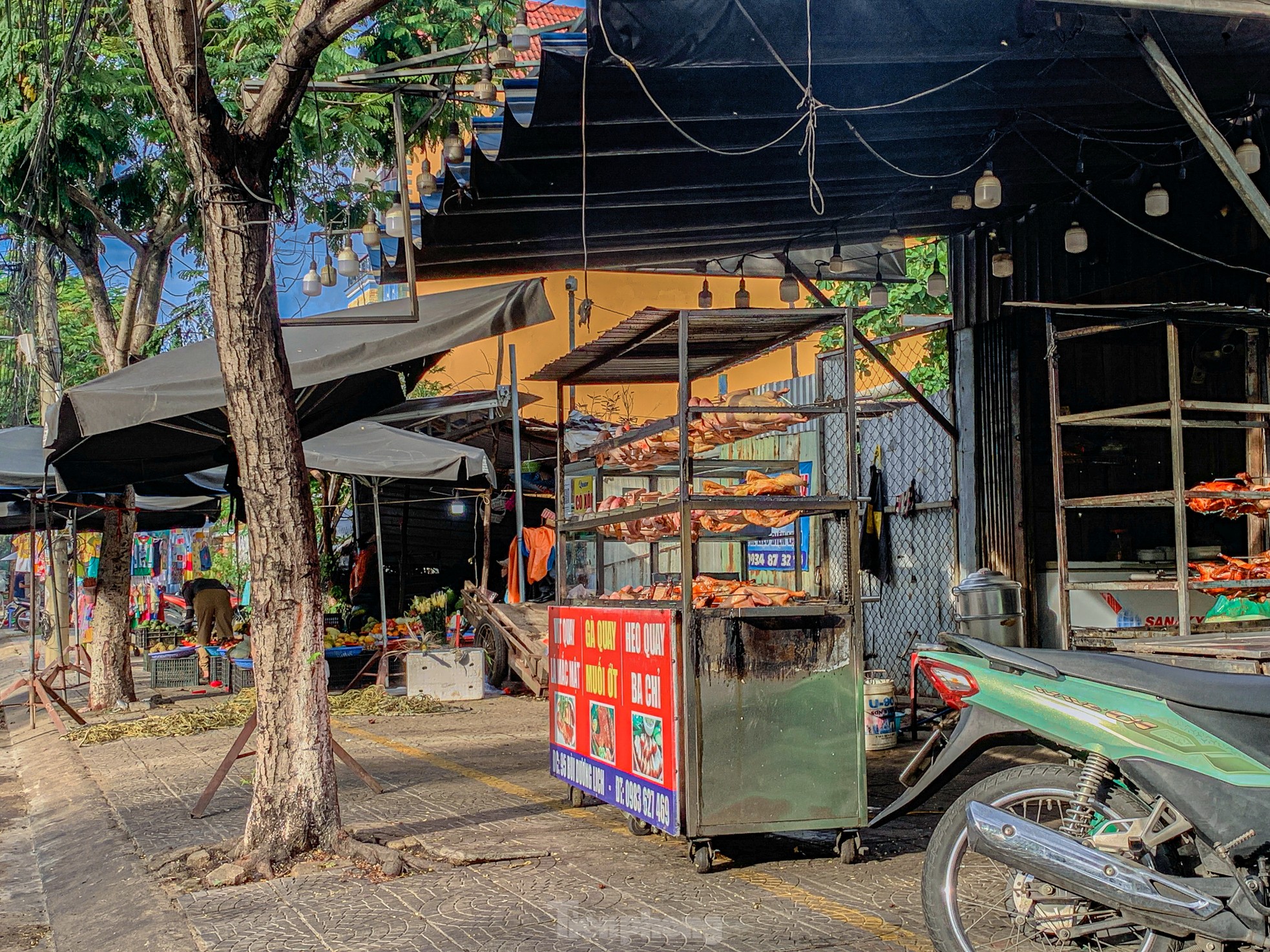 Người dân buôn bán phủ kín vỉa hè dành cho người đi bộ ở Đà Nẵng ảnh 12