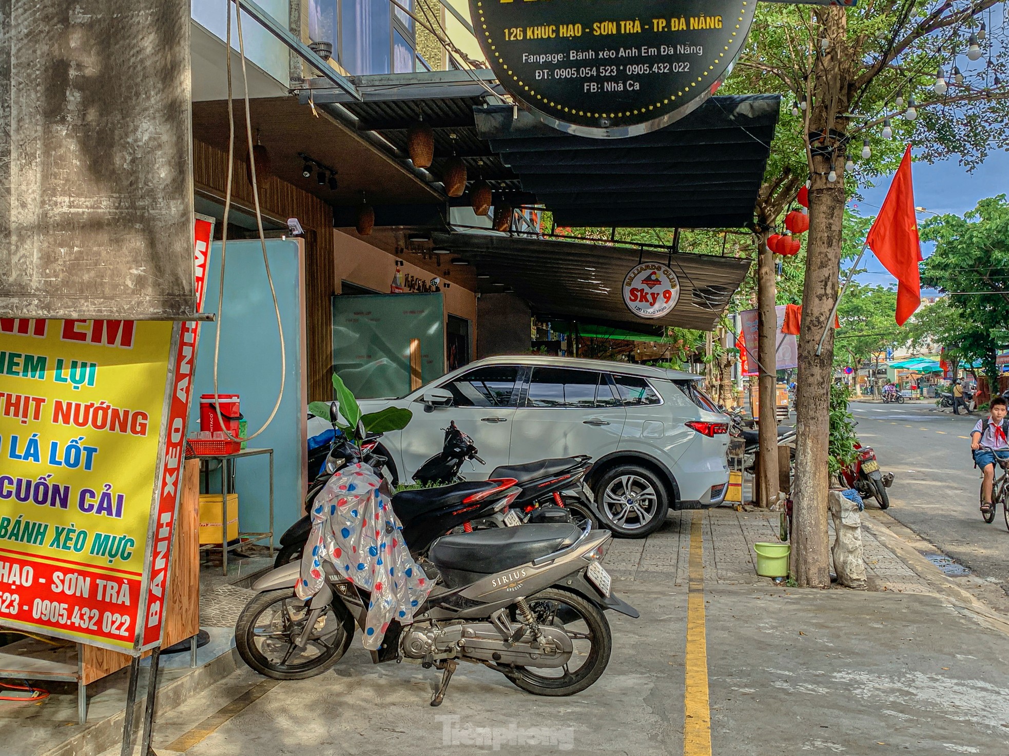 Người dân buôn bán phủ kín vỉa hè dành cho người đi bộ ở Đà Nẵng ảnh 14