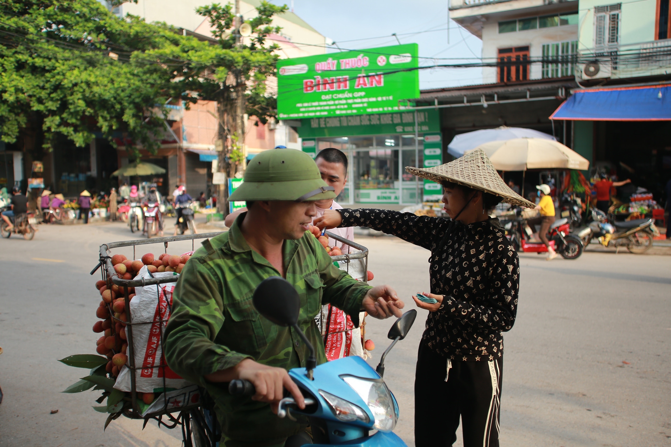 Người dân Bắc Giang vui mừng vì vải được thu mua với giá cao- Ảnh 11.