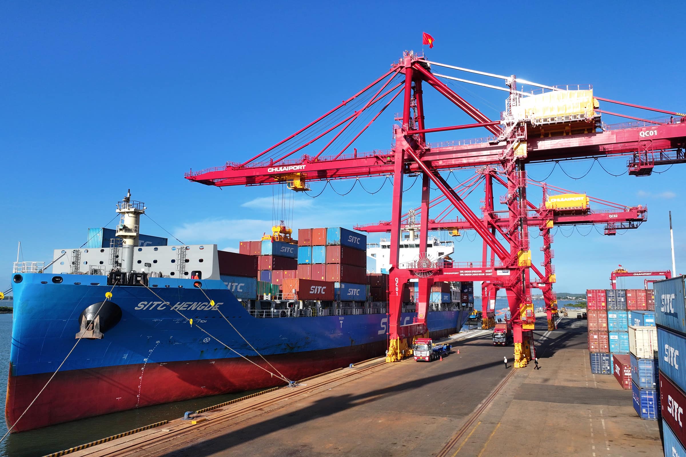 Cẩu giàn STS (do DOOSAN VINA phối hợp với THACO INDUSTRIES sản xuất) có khả năng xếp dỡ các container trọng tải 40 tấn, tầm với 40m, phù hợp với các tàu container 50.000 DWT