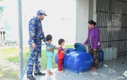 Vùng 5 Hải quân điều tàu cấp nước ngọt cho người dân tỉnh Cà Mau