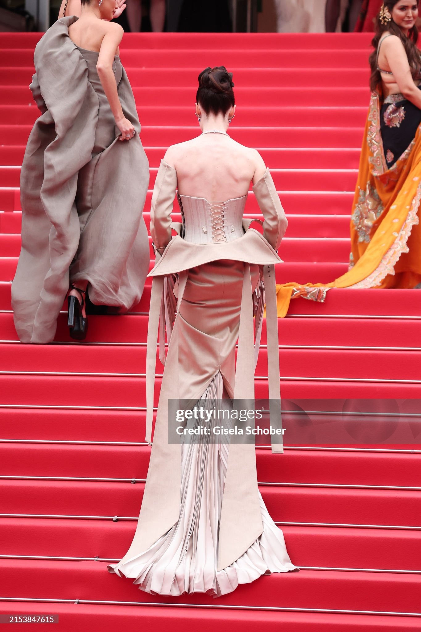 La robe transparente de Bella Hadid sème le chaos sur le tapis rouge -  Vietnam.vn