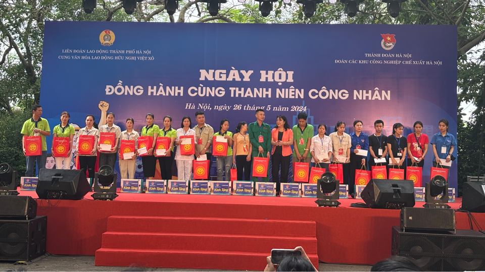 Phó Chủ tịch Liên đoàn lao động TP Hà Nội Nguyễn Thị Thu Thủy trao quà tới công nhân