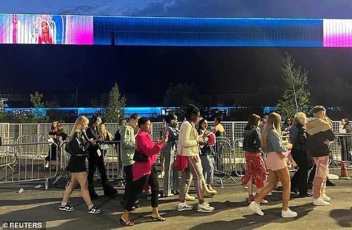 Người hâm mộ thất vọng rời nhà thi đấu sau khi ban tổ chức thông báo hoãn show Nicki Minaj. (Ảnh: Reuters)
