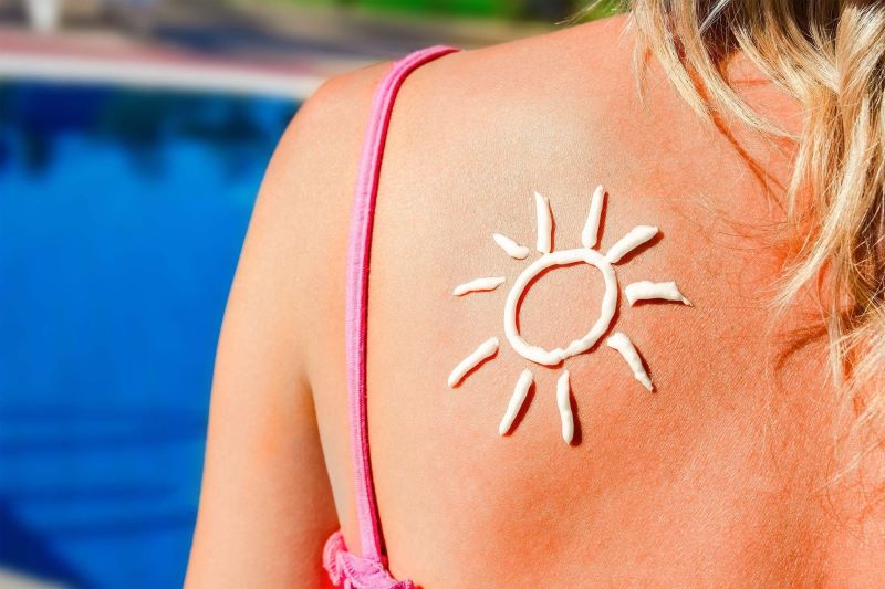 Đừng quên dùng kem chống nắng mỗi ngày để bảo vệ da khỏi tia cực tím
