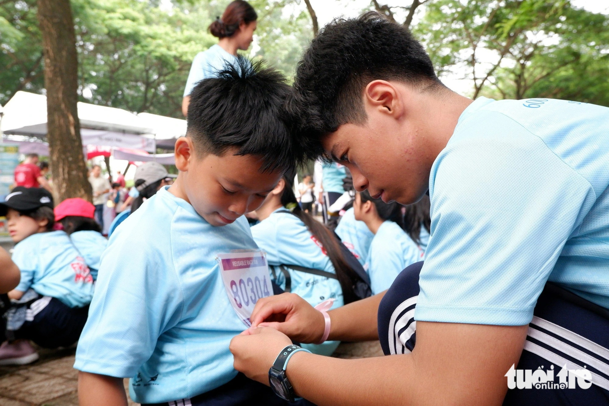 Minh Kiệt (bên phải) cùng hơn 100 trẻ mồ côi mái ấm Maison Chance tham gia chạy từ thiện - Ảnh: DIỆU LINH