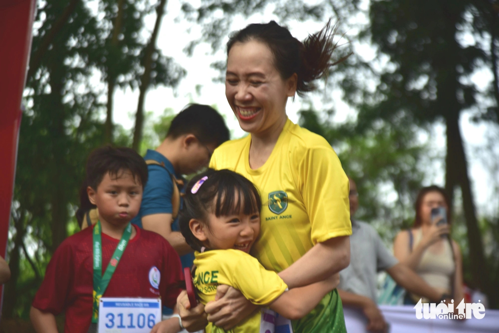 Niềm vui của hai mẹ con khi vừa hoàn thành đường chạy cùng nhau - Ảnh: TRÍ ĐỨC