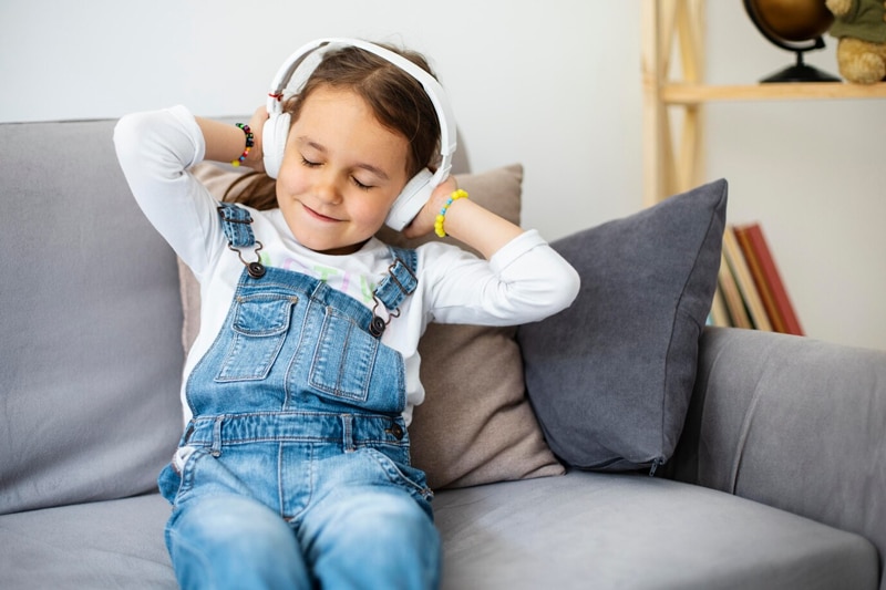 Cho trẻ nghe nhạc cũng là cách dạy trẻ cách bình tĩnh