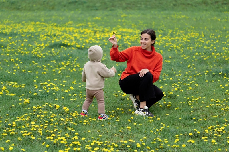 Chơi cùng con và luôn để ý đến mọi hoạt động của con 