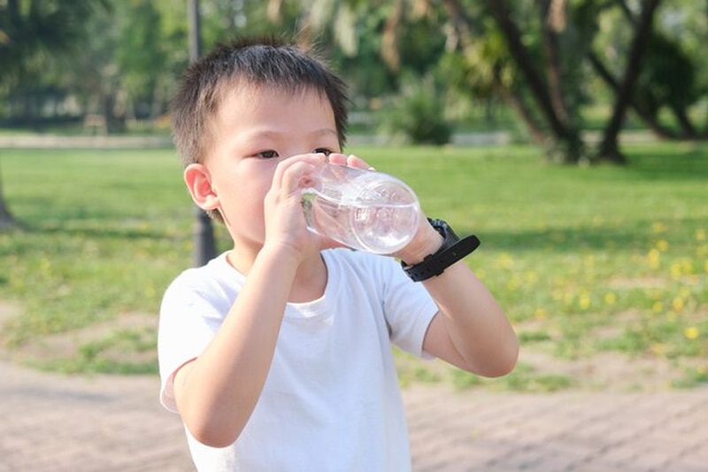 Uống đủ nước cũng là giải pháp khắc phục tình trạng bé chậm tăng cân