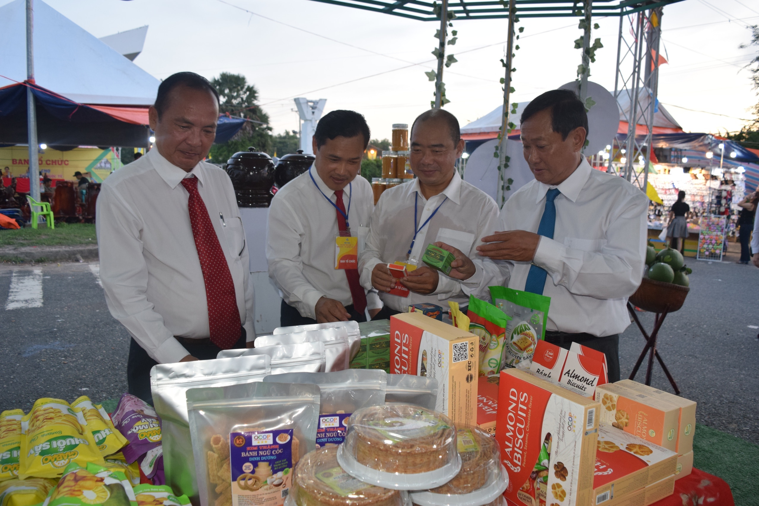 120 doanh nghiệp Việt Nam - Campuchia - Lào dự hội chợ quốc tế ở An Giang- Ảnh 2.
