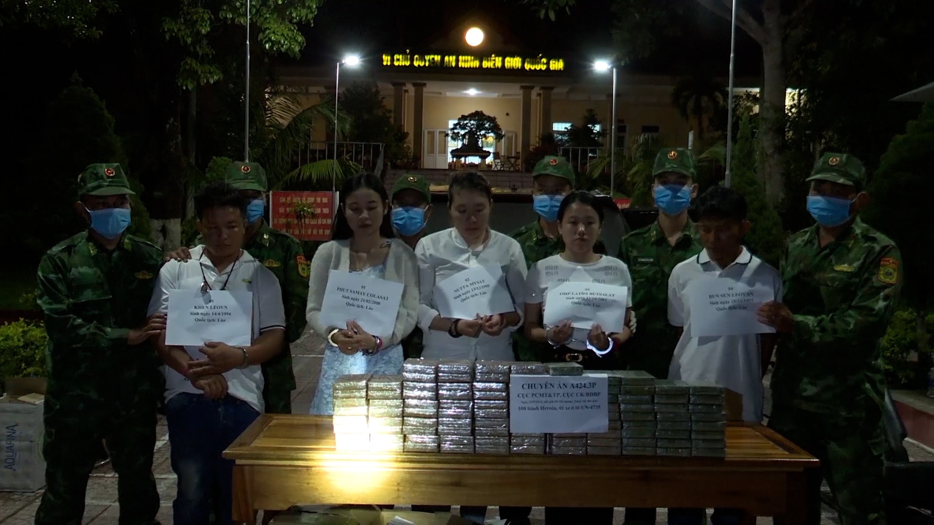 Bắt giữ 5 người Lào vận chuyển 100 bánh heroin qua biên giới- Ảnh 2.