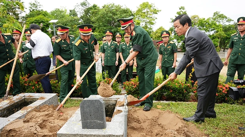 Truy điệu, an táng hài cốt liệt sĩ Quân tình nguyện và chuyên gia Việt Nam hy sinh tại Lào ảnh 3