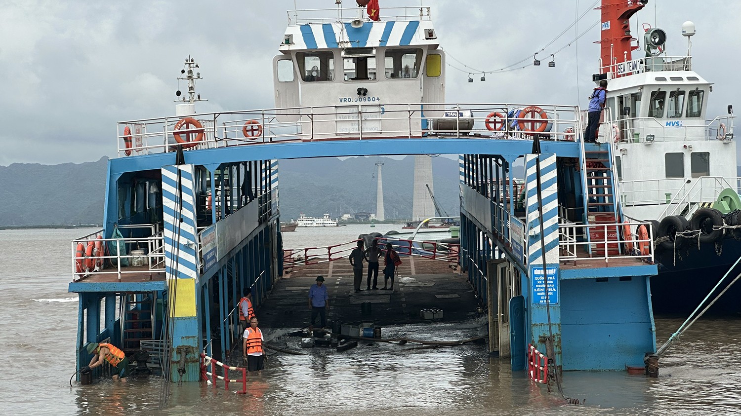 Пассажирский паром до Кат Ба столкнулся с проблемой: вода затопила купе -  Vietnam.vn