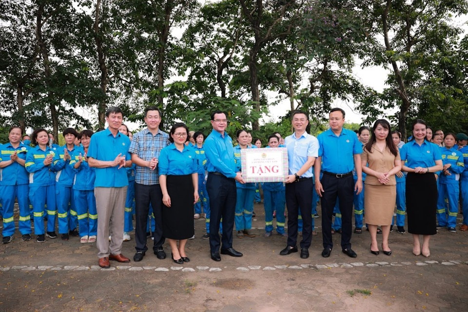 Trong dịp này, đã có 100 công nhân công ty TNHH MTV Môi trường Hà Nội được nhận quà từ tổ chức Công đoàn