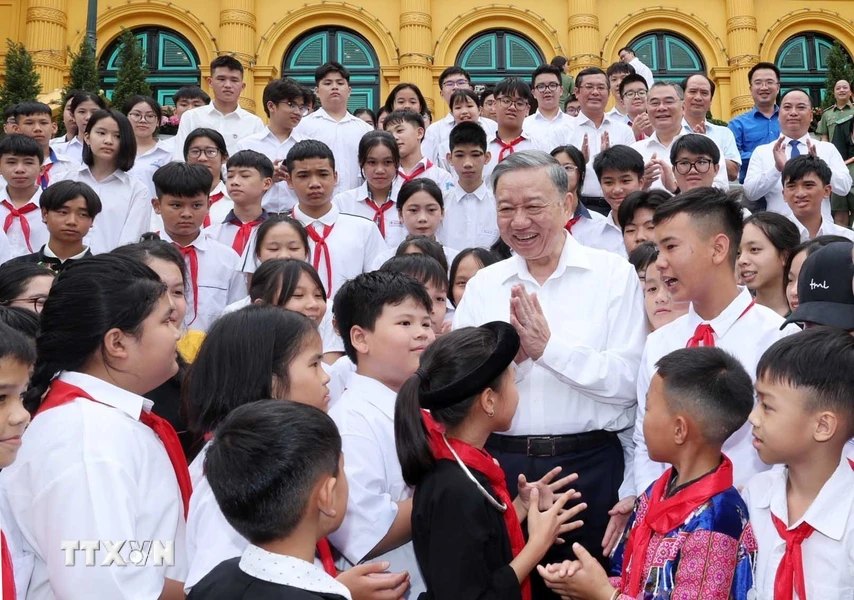 Chủ tịch nước Tô Lâm với các cháu học sinh tiêu biểu là con em trong lực lượng công an nhân dân đến từ mọi miền Tổ quốc. Ảnh: Nhan Sáng/TTXVN