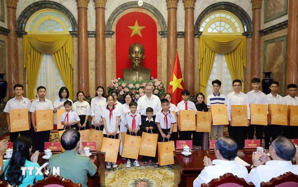 Chủ tịch nước Tô Lâm tặng quà cho các thanh thiếu niên tiêu biểu. Ảnh: Nhan Sáng/TTXVN 