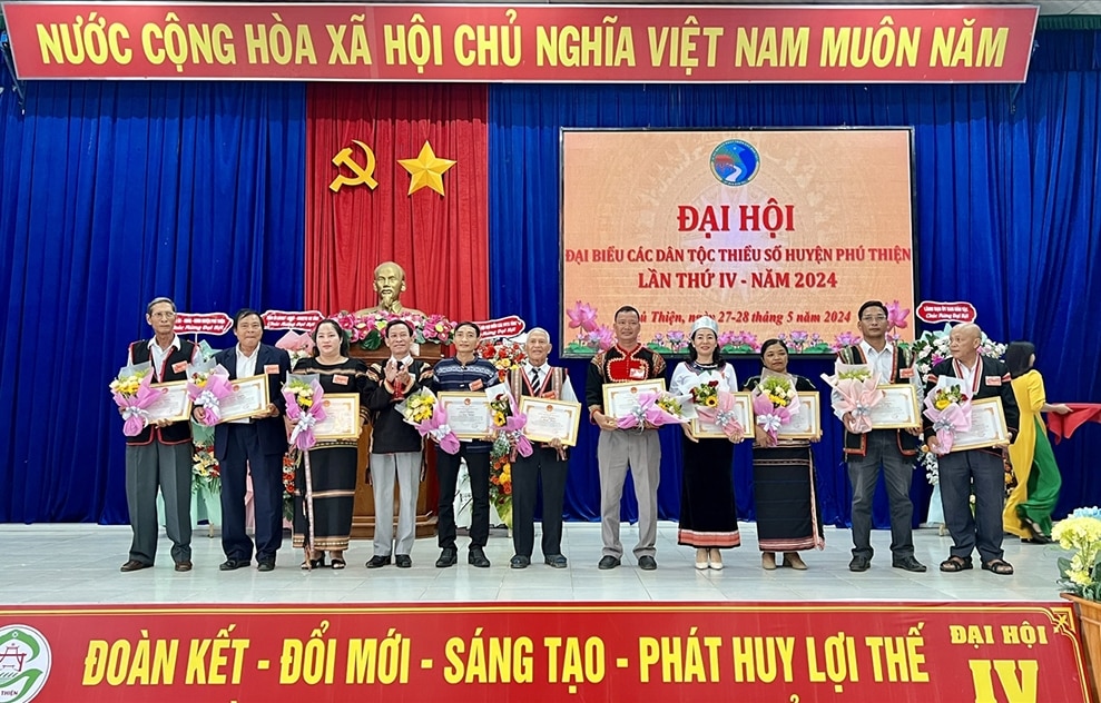 Ban Dân tộc tỉnh Gia Lai tặng Giấy khen cho các tập thể, cá nhân có thành tích xuất sắc trong phong trào thi đua yêu nước... góp phần vào sự nghiệp xây dựng và phát triển tỉnh Gia Lai 