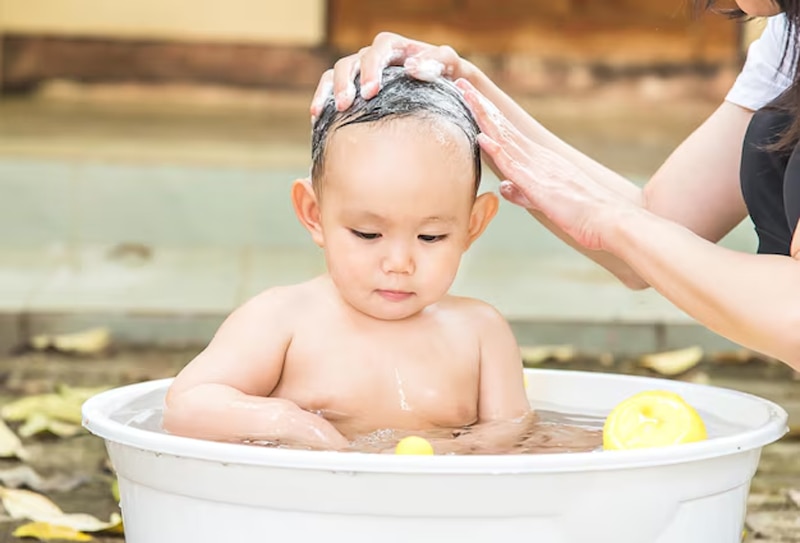 Tắm cho trẻ bằng nước mát và không nên tắm quá lâu 