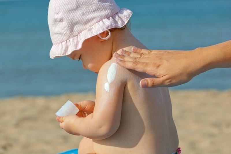 Nên bôi kem chống nắng khi cho bé tham gia các hoạt động ngoài trời