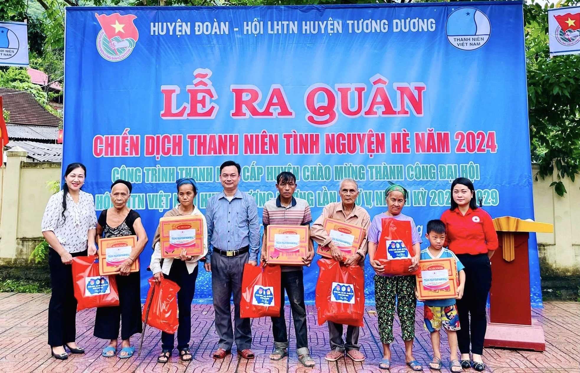 Những con số và hình ảnh ấn tượng của tuổi trẻ Nghệ An ra quân Chiến dịch tình nguyện Hè ảnh 3