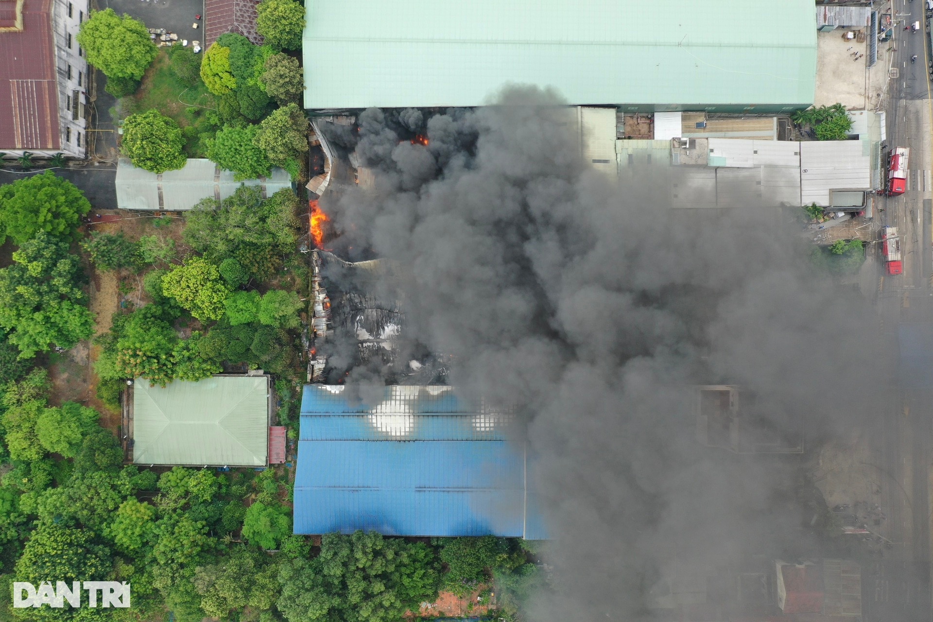 Cháy lớn tại xưởng sản xuất quạt ở Bình Dương - 3