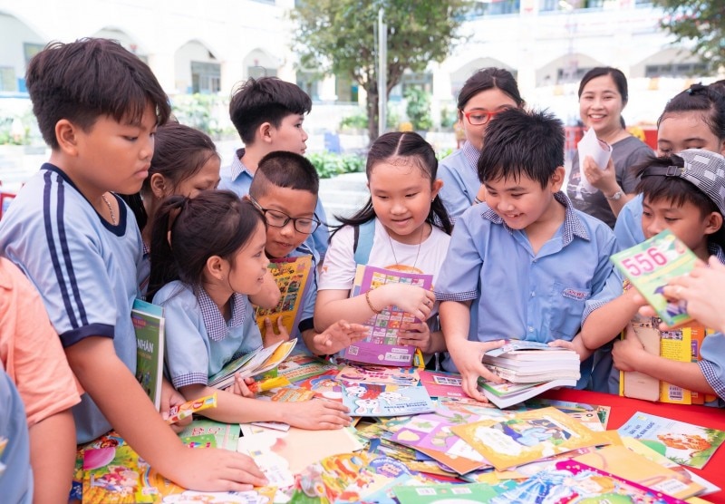 Các em học sinh hai trường Tiểu học Lê Minh Xuân 3 và Tiểu học An Hạ hào hứng tham gia  Ngày hội đọc sách 2024, chủ đề “Làm bạn với sách”. 