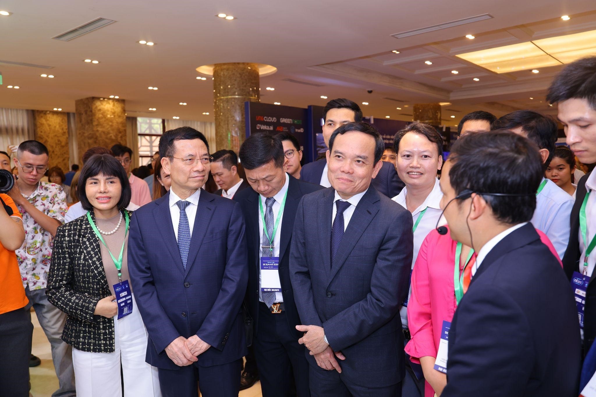Phó Thủ tướng Chính phủ Trần Lưu Quang, Bộ trưởng Bộ Thông tin và Truyền thông Nguyễn Mạnh Hùng tham quan gian hàng FPT