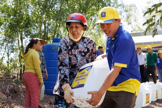 Mang 640.000 lít nước sinh hoạt về với người dân Tiền Giang  - Ảnh 2.
