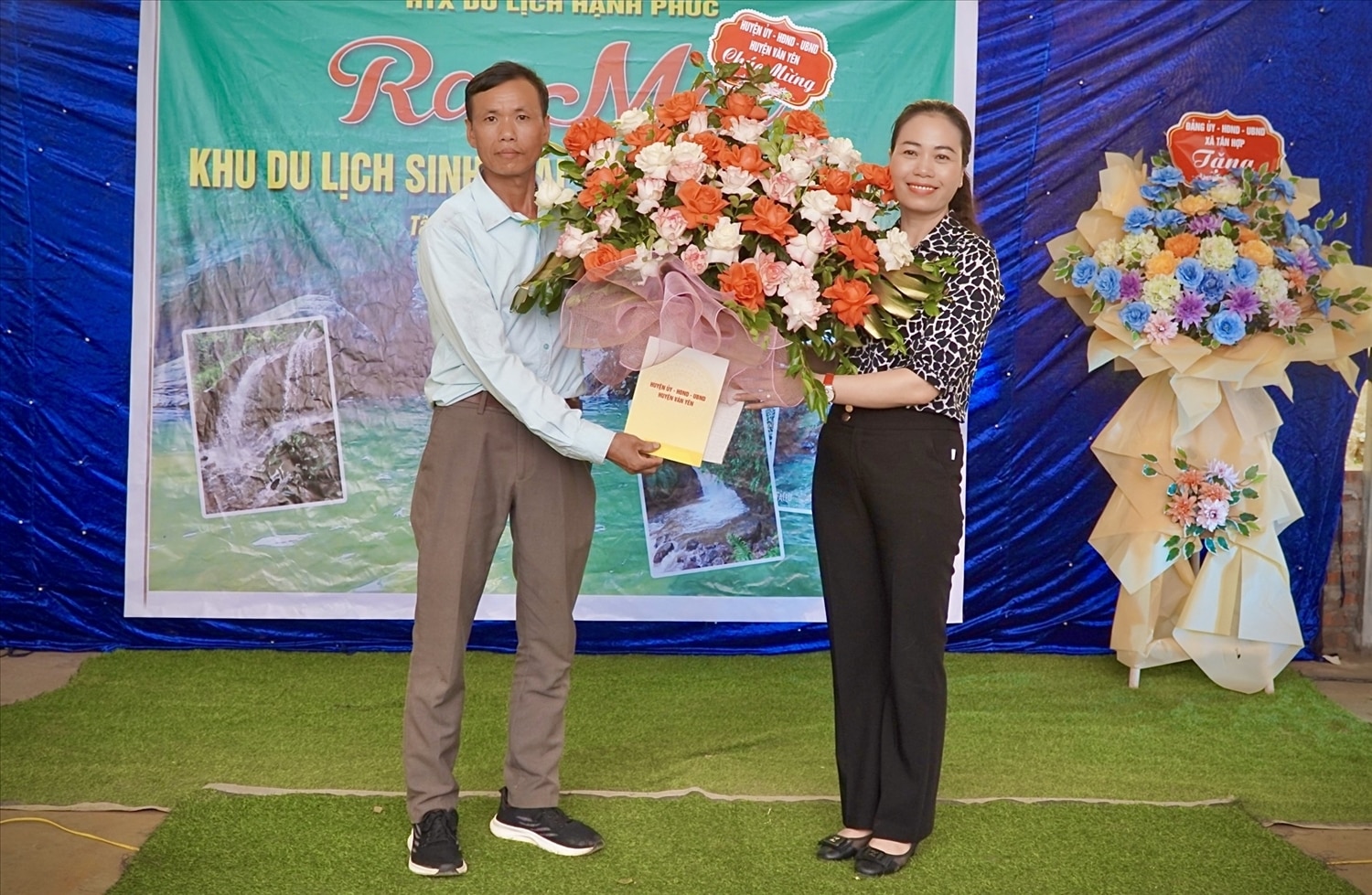 Phó Chủ tịch UBND huyện Văn Yên Lã Thị Liền tặng hoa chúc mừng HTX Du lịch Hạnh Phúc nhân dịp ra mắt