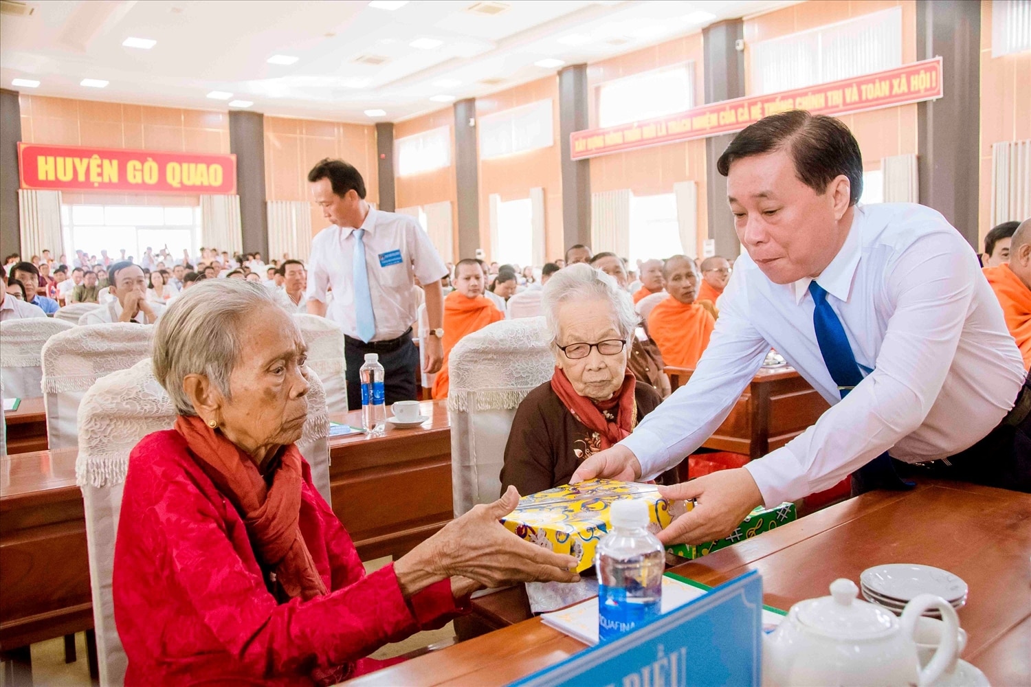 Ông Trần Thanh Việt, Bí thư Huyện ủy Gò Quao ( Kiên Giang) tặng quà cho Mẹ Việt Nam anh hùng Thị Hẹn và Tạ Thị Ky là người DTTS 