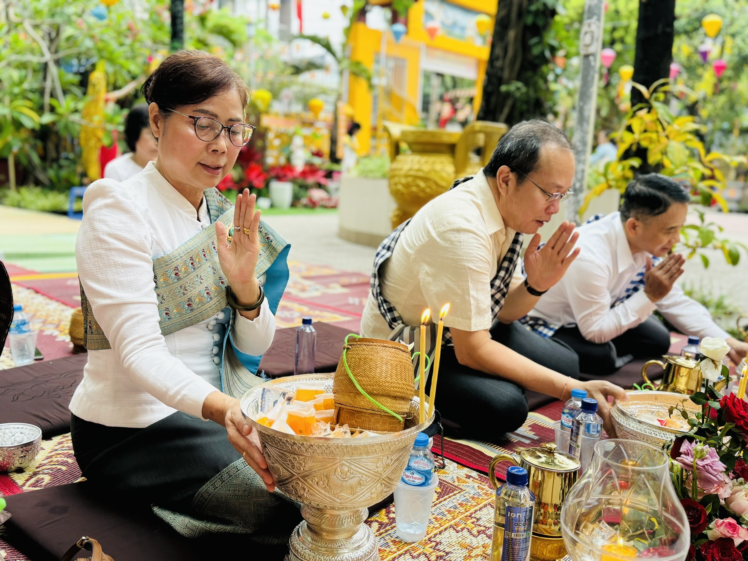 Tổng Lãnh Sự Lào thắp nến cầu nguyện