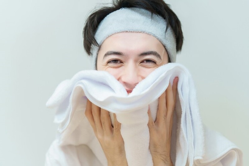 Dùng chung khăn mặt với người viêm kết mạc có thể bị lây bệnh