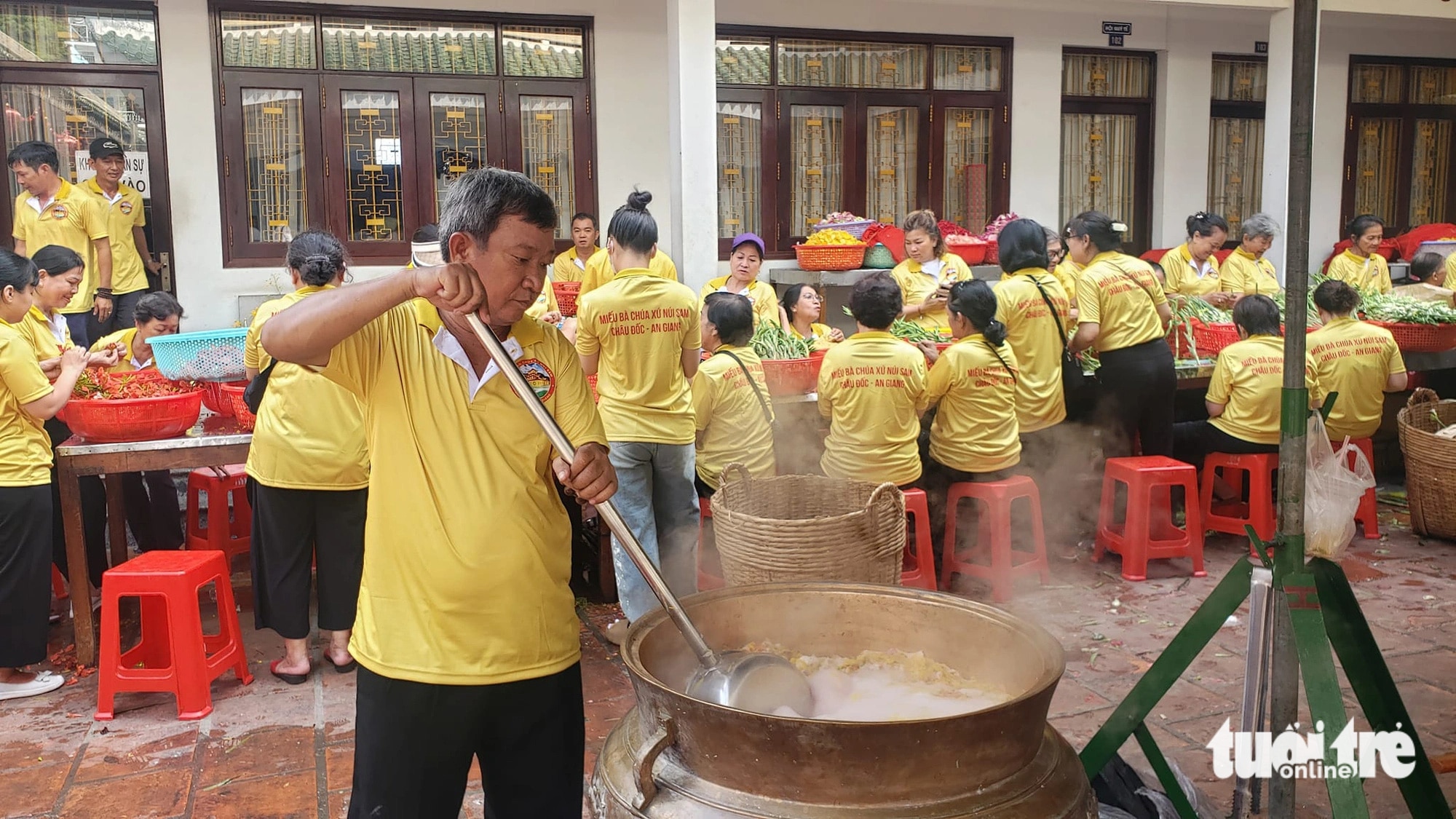 Bỏ hoa vào nước để nấu - Ảnh: CHÍ HẠNH