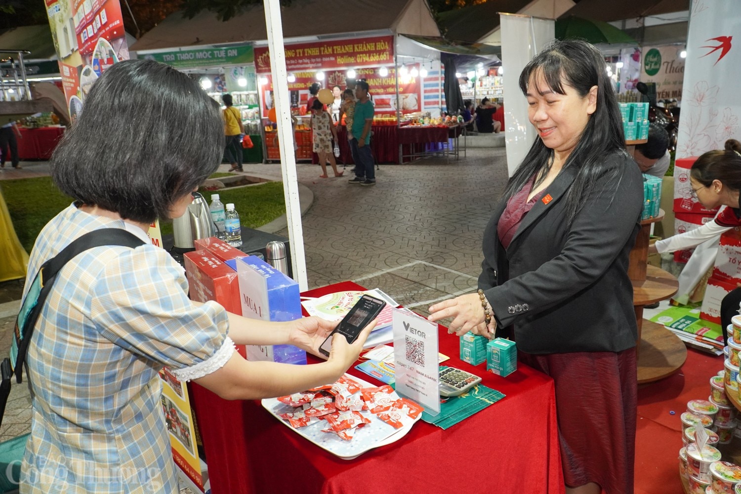 Khánh Hòa: Khai mạc phiên chợ đặc sản vùng miền không dùng tiền mặt